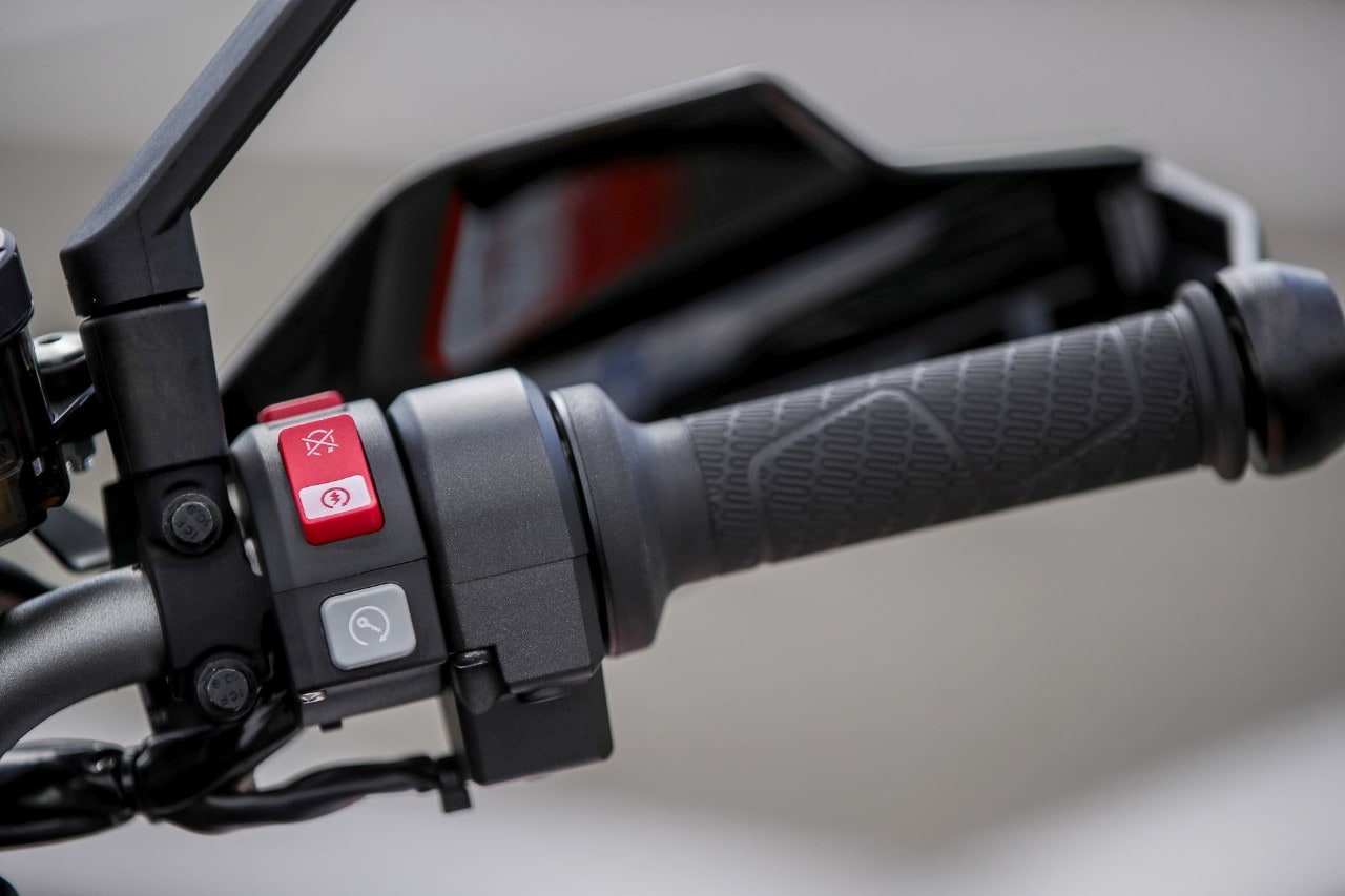 Aprilia Tuono V4 VS KTM 1290 Super Duke GT: la SFIDA delle hypernaked!